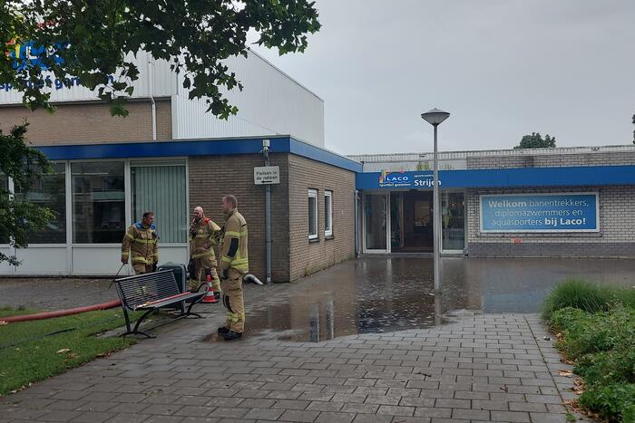 Zware regenval zorgt voor wateroverlast bij zwembad
