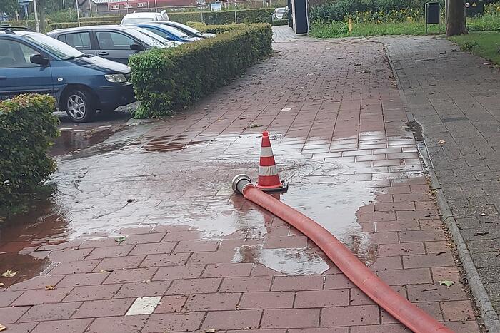Zware regenval zorgt voor wateroverlast bij zwembad