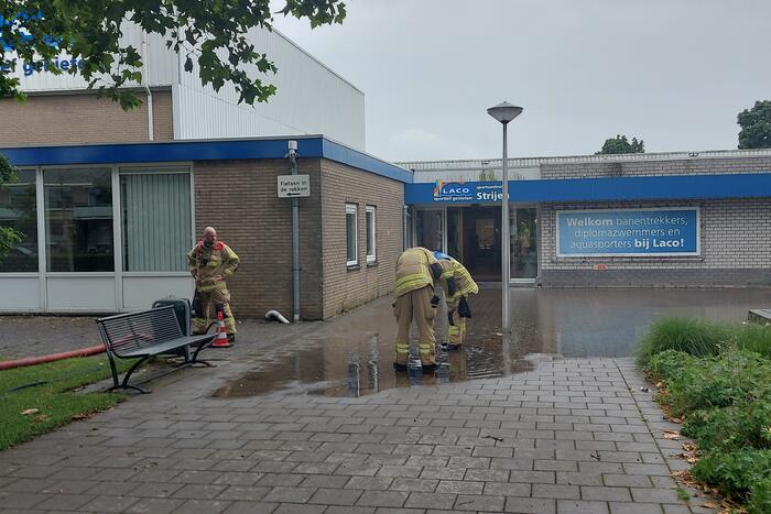 Zware regenval zorgt voor wateroverlast bij zwembad