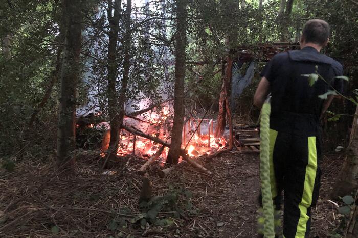 Brandweer blust in brand gestoken rommel