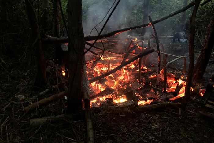 Brandweer blust in brand gestoken rommel