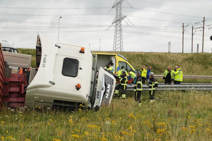 Vrachtwagen vliegt op vangrail