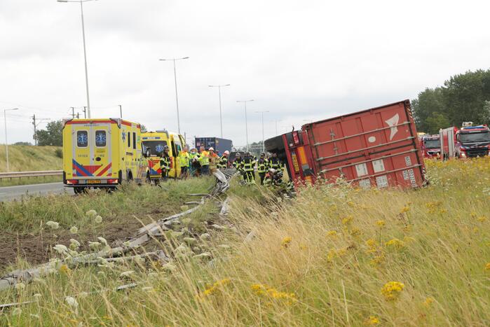 Vrachtwagen vliegt op vangrail
