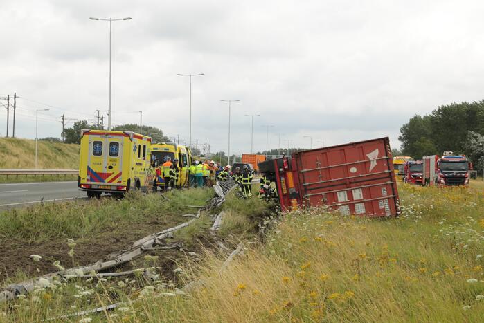 Vrachtwagen vliegt op vangrail