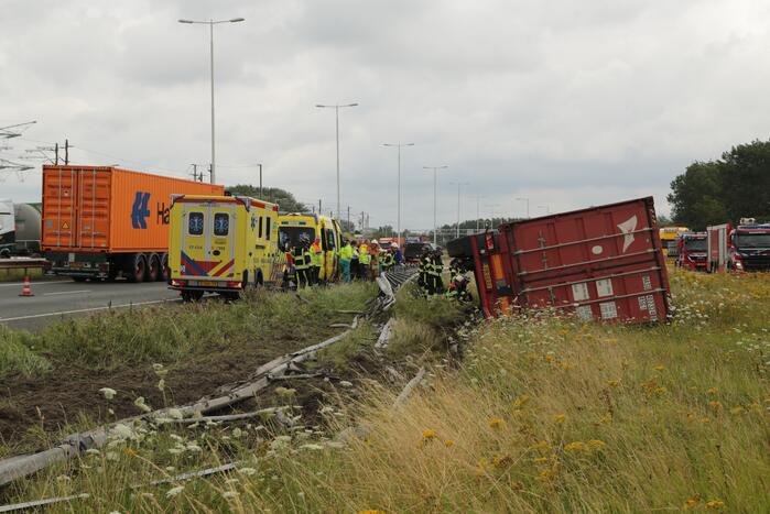 Vrachtwagen vliegt op vangrail