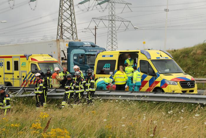 Vrachtwagen vliegt op vangrail