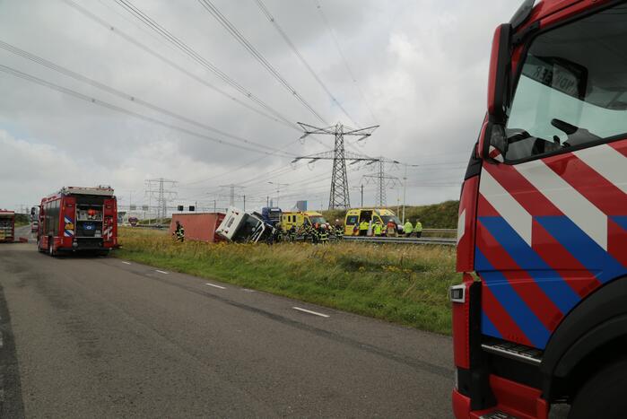 Vrachtwagen vliegt op vangrail
