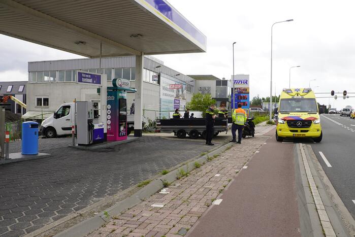 Scooterrijder botst op bestelwagen open laadbak
