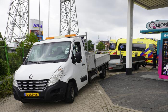 Scooterrijder botst op bestelwagen open laadbak