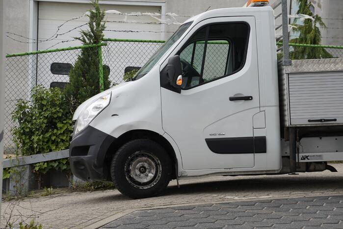 Scooterrijder botst op bestelwagen open laadbak