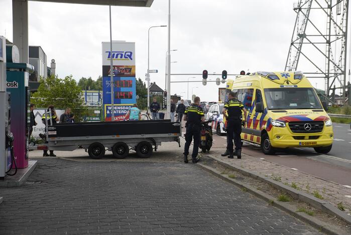 Scooterrijder botst op bestelwagen open laadbak