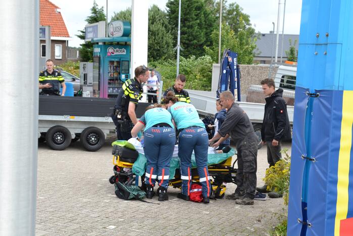 Scooterrijder botst op bestelwagen open laadbak