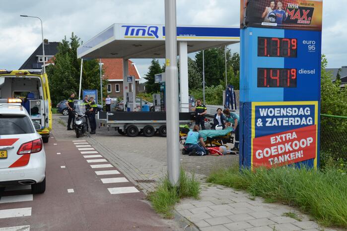 Scooterrijder botst op bestelwagen open laadbak