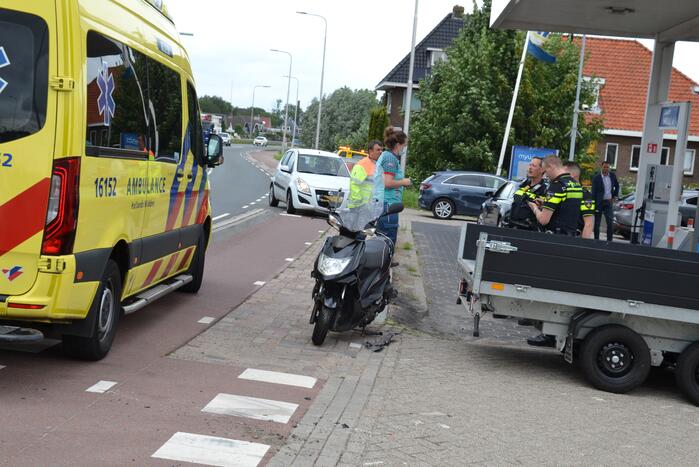 Scooterrijder botst op bestelwagen open laadbak