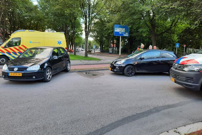 Twee auto's botsen op elkaar op kruising