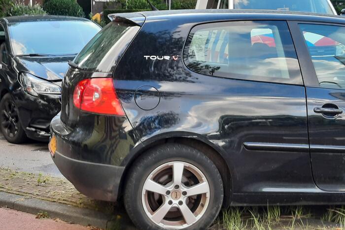 Twee auto's botsen op elkaar op kruising