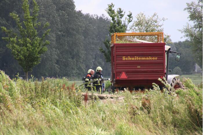 Brandweer blust brand in landbouwvoertuig