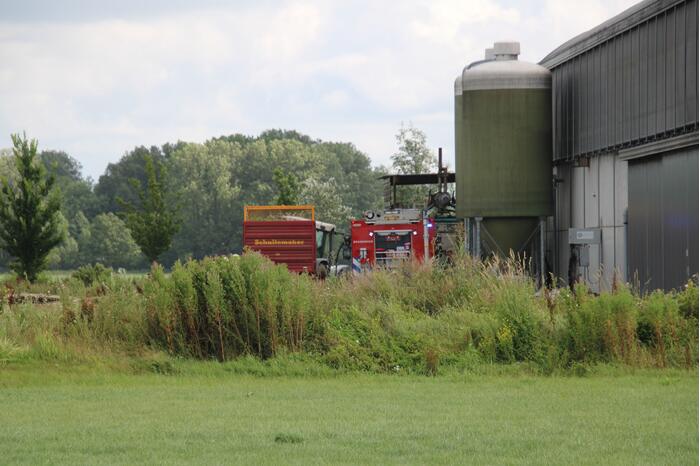 Brandweer blust brand in landbouwvoertuig