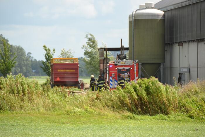 Brandweer blust brand in landbouwvoertuig