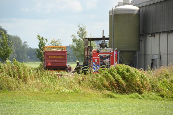 Brandweer blust brand in landbouwvoertuig