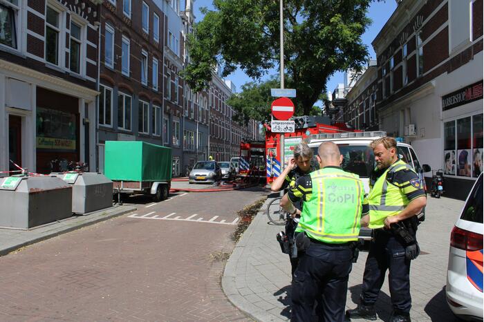 Grote uitslaande brand aan voor- en achterzijde van woning