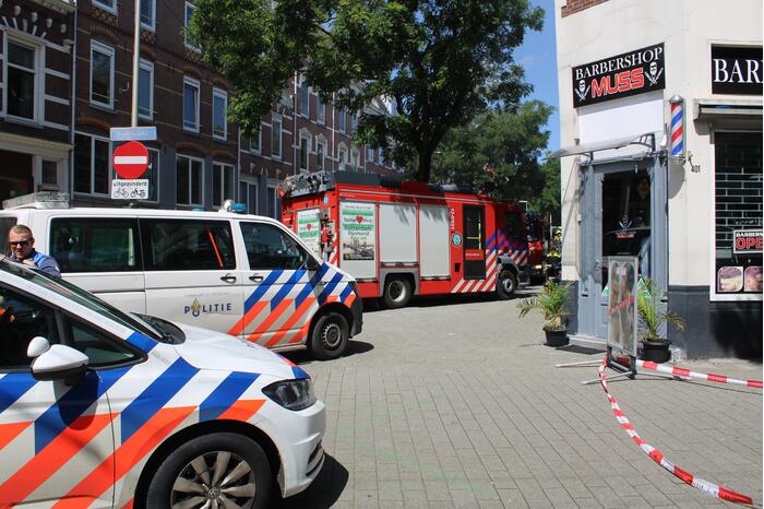 Grote uitslaande brand aan voor- en achterzijde van woning