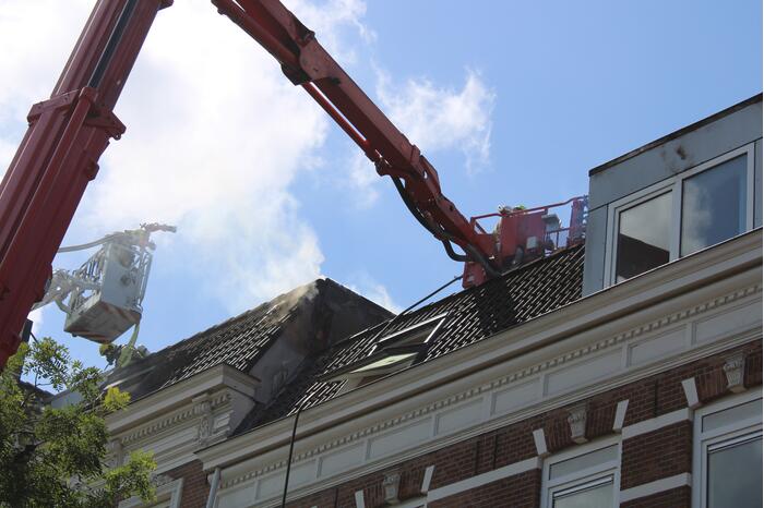 Grote uitslaande brand aan voor- en achterzijde van woning