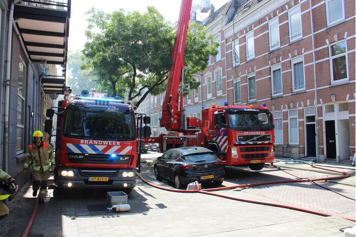 Grote uitslaande brand aan voor- en achterzijde van woning
