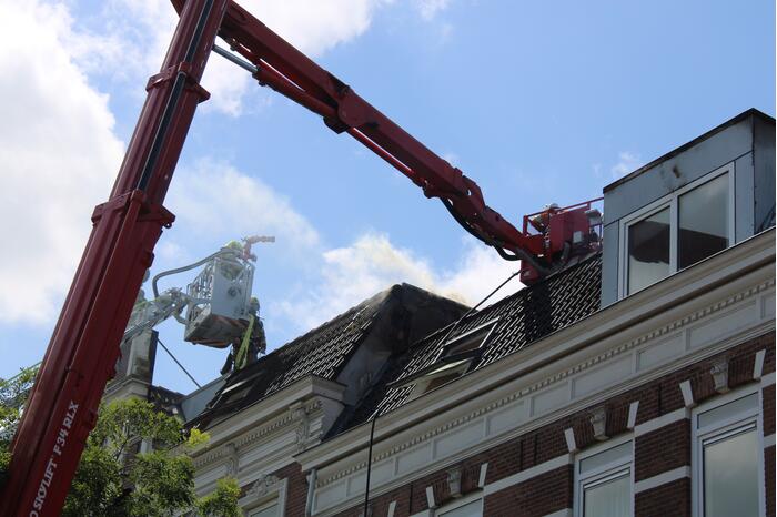 Grote uitslaande brand aan voor- en achterzijde van woning