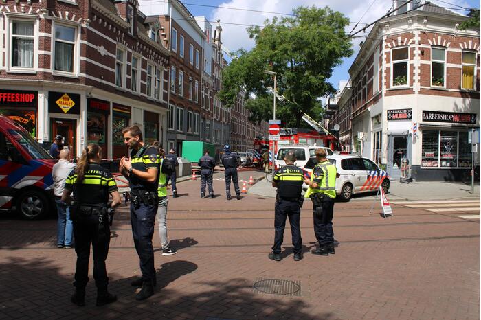 Grote uitslaande brand aan voor- en achterzijde van woning