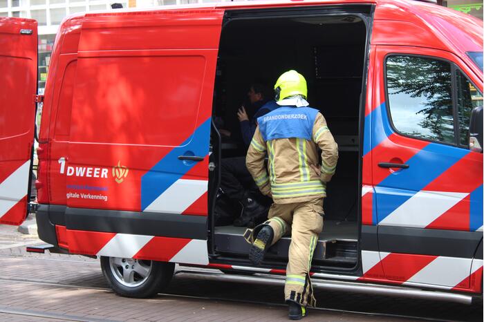 Grote uitslaande brand aan voor- en achterzijde van woning