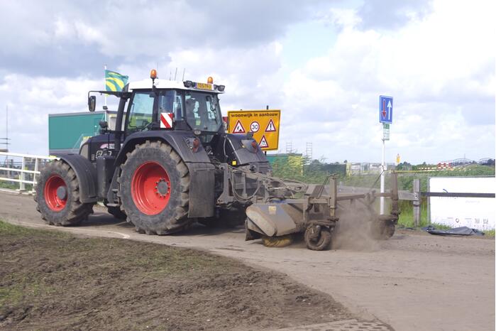 Grote hoeveelheden zand op de weg door werkzaamheden