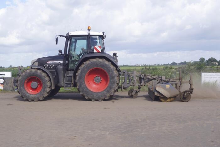 Grote hoeveelheden zand op de weg door werkzaamheden