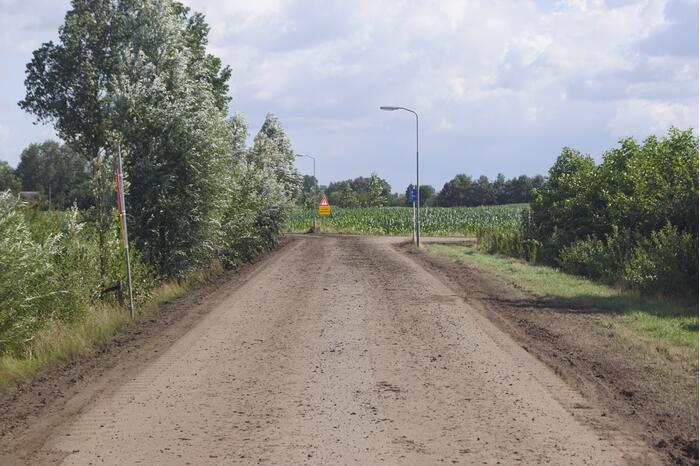 Grote hoeveelheden zand op de weg door werkzaamheden