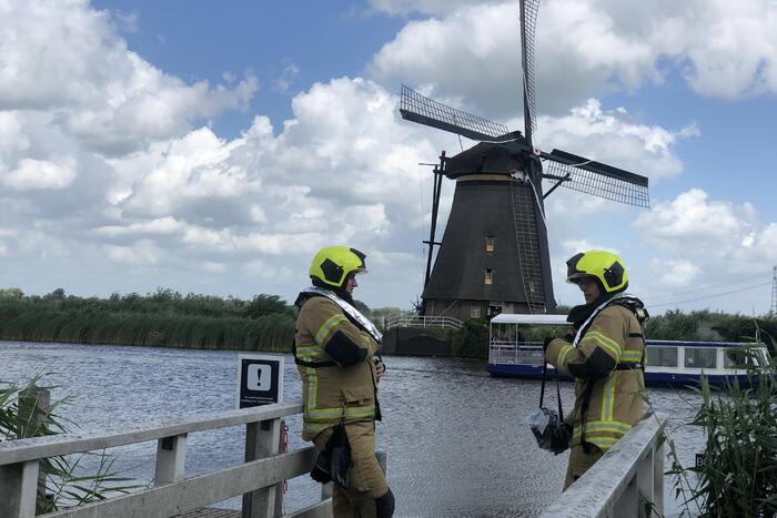 Brandweer per pont overgevaren naar molen.