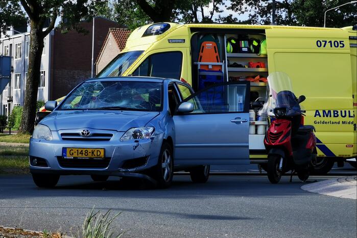 Twee personen gewond bij aanrijding op rotonde
