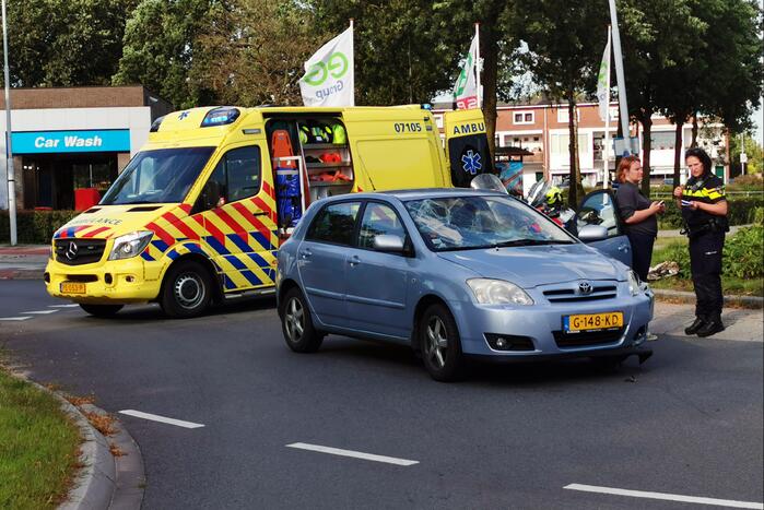 Twee personen gewond bij aanrijding op rotonde