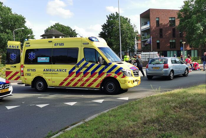 Twee personen gewond bij aanrijding op rotonde