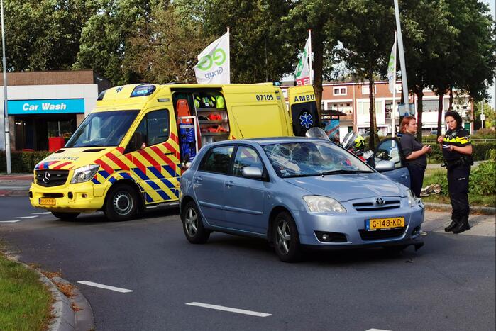 Twee personen gewond bij aanrijding op rotonde