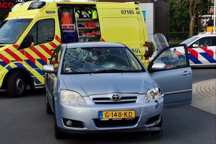 Twee personen gewond bij aanrijding op rotonde