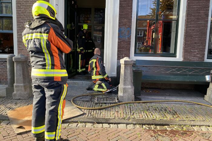Brandende sigarettenpeuken in rooster zorgen voor brand