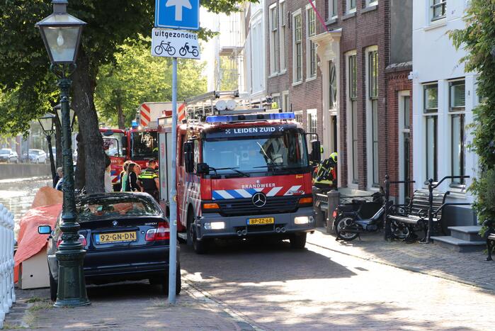 Brandende sigarettenpeuken in rooster zorgen voor brand