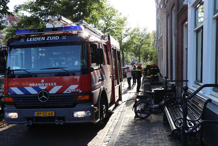 Brandende sigarettenpeuken in rooster zorgen voor brand