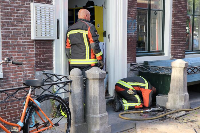 Brandende sigarettenpeuken in rooster zorgen voor brand