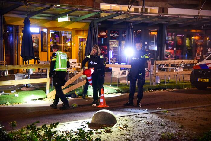 Mogelijke schietpartij op terras van café