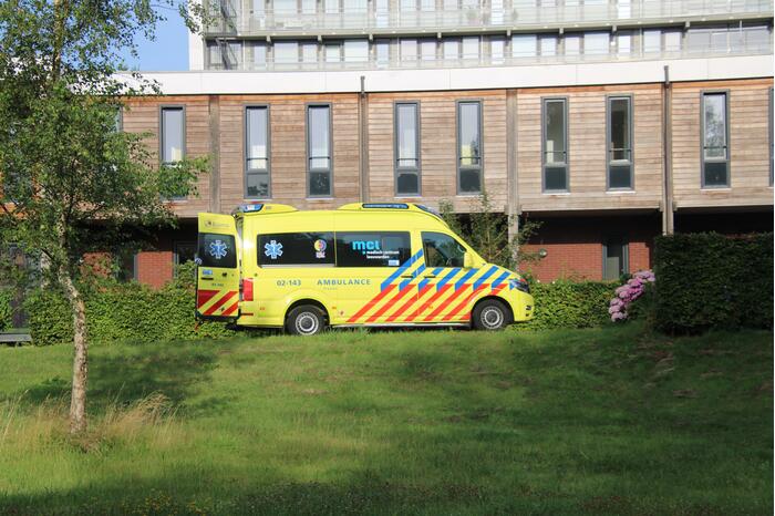 Gewonde bij mogelijk steekpartij woonzorgcomplex