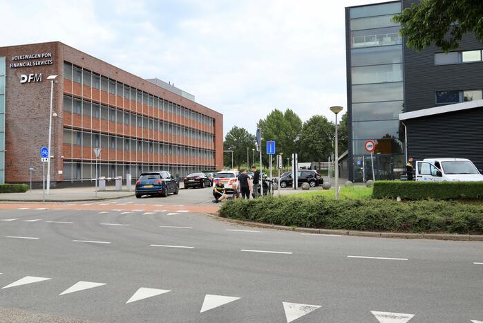 Bestelauto botst op wielrenner