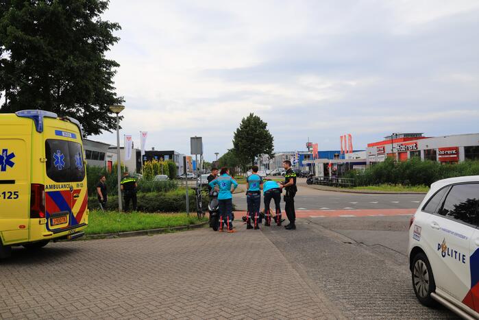 Bestelauto botst op wielrenner