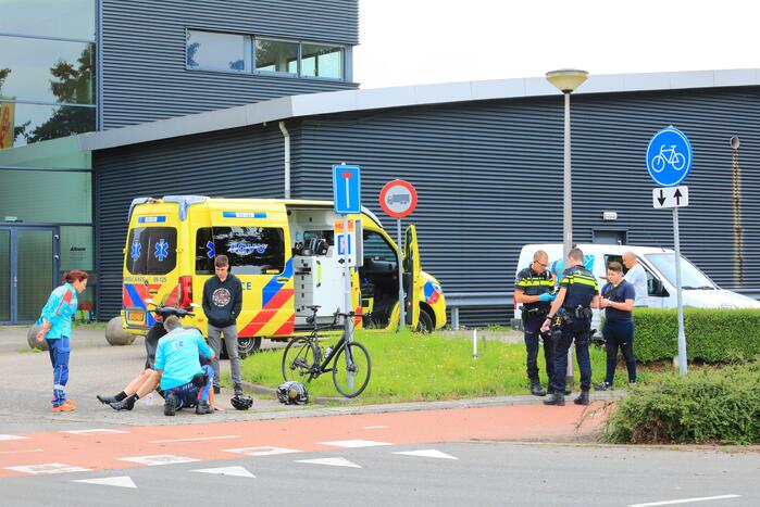 Bestelauto botst op wielrenner