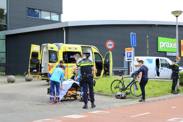 Bestelauto botst op wielrenner